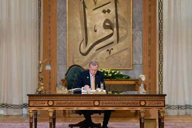 الرئيس التركي رجب طيب إردوغان خلال حضوره قمة الدول الثماني النامية بالقاهرة (المكتب الإعلامي للرئاسة التركية-إ.ب.أ)