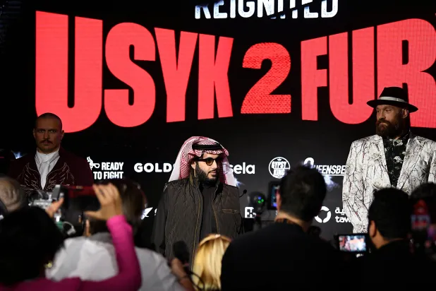 تركي آل الشيخ يتحدث للإعلاميين على هامش النزال (أ.ف.ب)