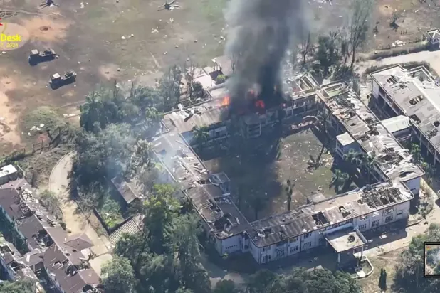 Cuntanın Arakan'daki bölgesel karargahından dumanlar yükseliyor. (AP)