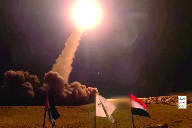 صورة وزعها الحوثيون لحظة إطلاق صاروخ باليستي باتجاه إسرائيل (رويترز)