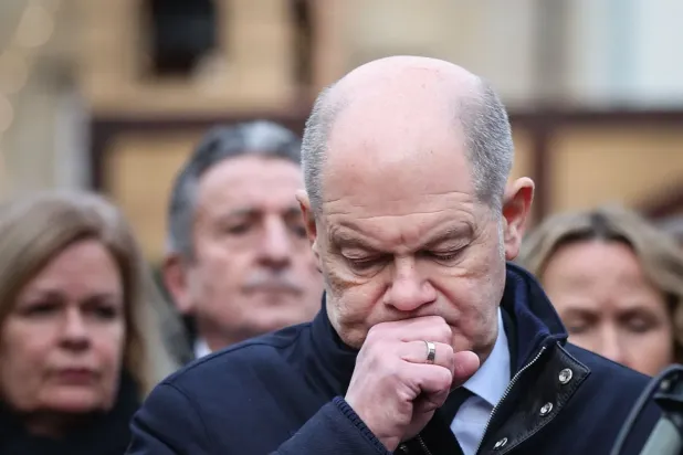 Almanya Başbakanı Olaf Scholz dün kaza yerinde (AFP)