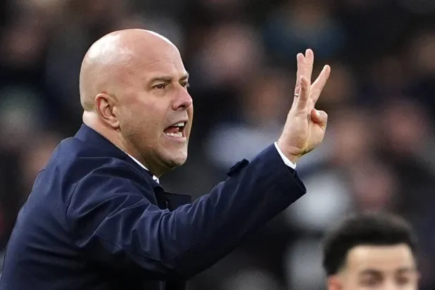 سلوت أشاد بإمكانيات منافسه في القمة الإنجليزية (د.ب.أ)