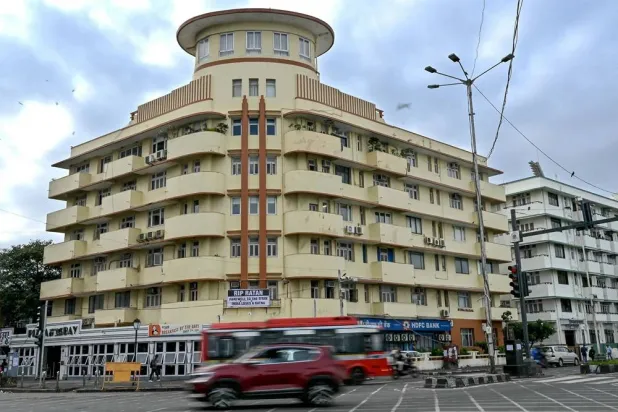 In this photograph taken on October 19, 2024, vehicles ride past the Soona Mahal, a UNESCO-designated Art Deco apartment building along the Marine Drive seafront in Mumbai. (AFP)