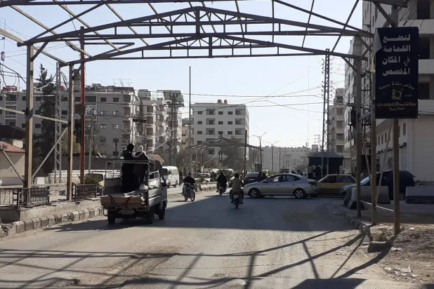 حاجز أمني للنظام السابق على طريق القزاز - ببيلا إلى «السيدة زينب» وقد خلا من المظاهر المسلحة (الشرق الأوسط)