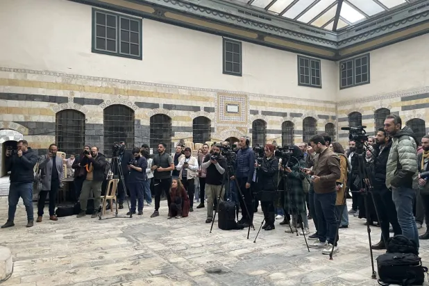 المؤتمر الصحافي لمؤسسة مدنية في «بيت فارحي» بدمشق القديمة (الشرق الأوسط)