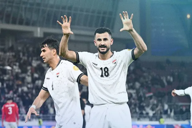 فرحة نجم العراق أيمن حسين بهدفه في مرمى اليمن (الشرق الأوسط)