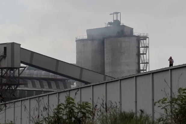 صناعة الأسمنت تُسهم في زيادة انبعاثات غازات الدفيئة عالمياً (رويترز)