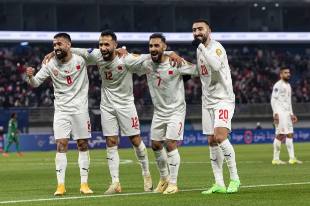 لاعبو البحرين يحتفلون بأحد أهدافهم في المباراة (خليجي 26) 