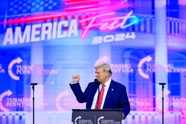 الرئيس الأميركي المنتخب دونالد ترامب يتحدث خلال حفل Turning Point في فينيكس بولاية أريزونايوم الاحد (ا.ف.ب)