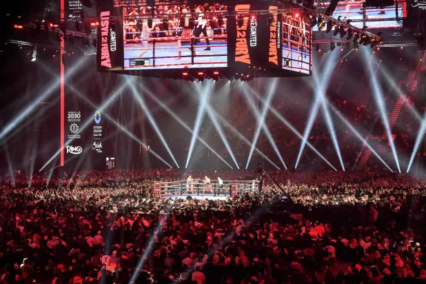 الآلاف شهدوا نزال الملاكمة في ملعب المملكة أرينا (أ.ف.ب)