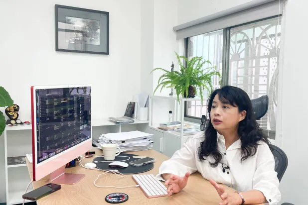 تشنغ هسين مي منتجة مسلسل «زيرو داي» تتحدث إلى مراسلي «رويترز» في تايبيه (رويترز)