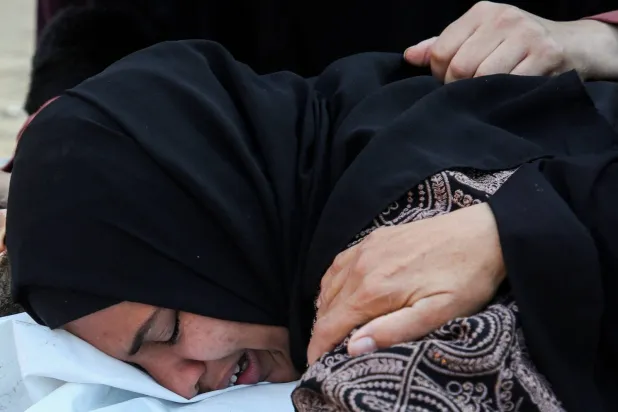 رد فعل امرأة فلسطينية على مقتل أحد أقربائها خلال غارة إسرائيلية على مستشفى ناصر جنوب غزة (رويترز)