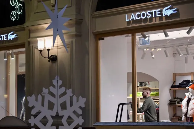 زبون يزور متجر «لاكوست» الفرنسي في مركز «غوم» في موسكو... 18 نوفمبر 2024 (أ.ف.ب)