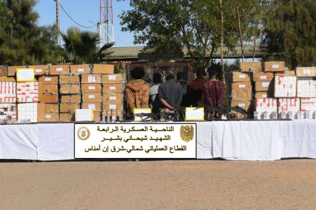 تجار مخدرات مع بضاعتهم الممنوعة التي صادرها الجيش (وزارة الدفاع)