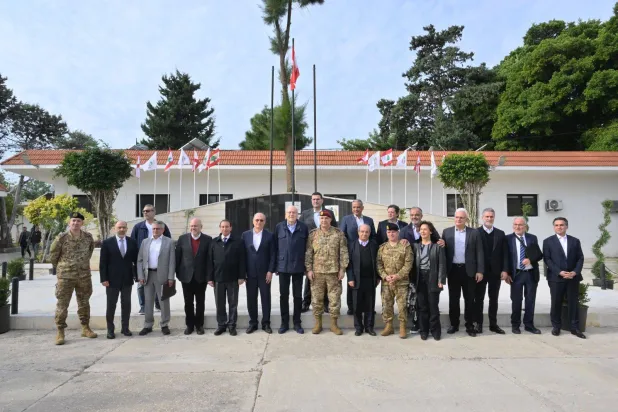 نجيب ميقاتي (وسط الصورة من اليسار) في صورة مع قائد الجيش اللبناني العماد جوزف عون (وسط الصورة من اليمين) والوزراء بعد اجتماع وزاري في مدينة صور (مكتب رئيس الوزراء)