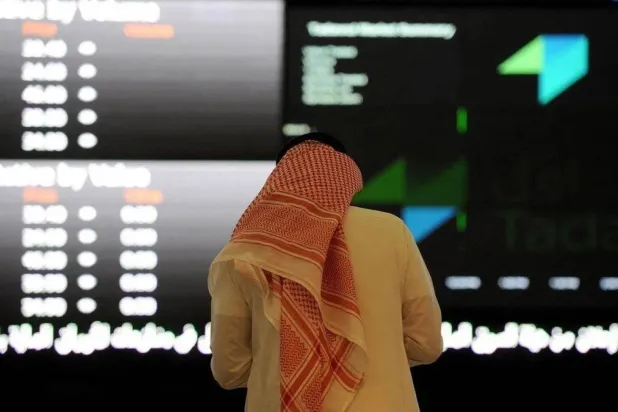 أحد المستثمرين يتابع شاشة التداول في السوق المالية السعودية بالعاصمة الرياض (أ.ف.ب)