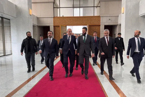 الشرع مستقبِلاً الصفدي في دمشق الاثنين (إكس)