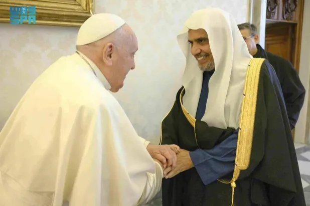 MWL Secretary General and Chairman of the Organization of Muslim Scholars Sheikh Dr. Mohammed Al-Issa meets with Pope Francis at the Vatican. (SPA)
