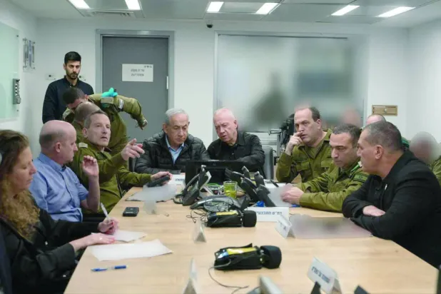 Netanyahu ve Gallant, Savunma Bakanlığı'ndaki bir yeraltı odasında İran'a yönelik saldırıyı izliyor. (İsrail Savunma Bakanlığı)