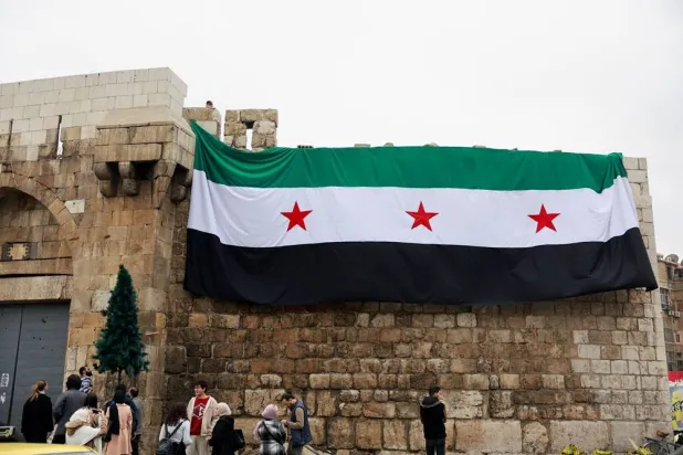  The flag adopted by the new Syrian rulers is displayed, in the Bab Touma district of the Old City of Damascus, after the ousting of Syria's Bashar al-Assad, in Damascus, Syria, December 22, 2024. (Reuters)