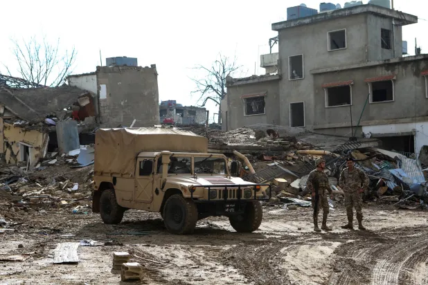 القوات الإسرائيلية تفجر عدة منازل في جنوب لبنان (رويترز)