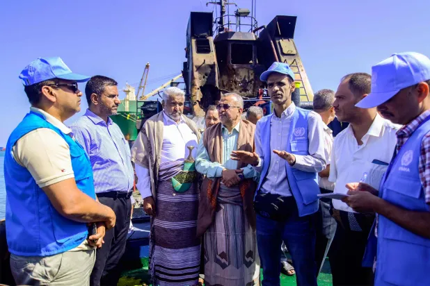 قادة حوثيون ومسؤولون أمميون يتفقدون آثار الضربات الإسرائيلية في الحديدة (أ.ف.ب)