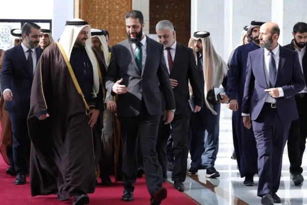 القائد العام للإدارة السورية الجديدة أحمد الشرع بصحبة وزير الدولة في وزارة الخارجية القطرية محمّد الخليفي في دمشق 23 ديسمبر 2024 (رويترز)