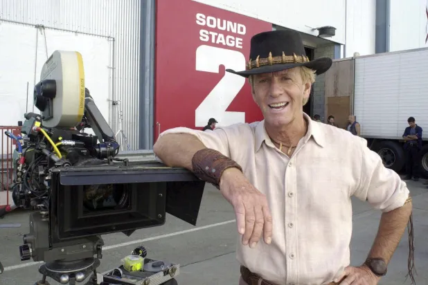 الممثل بول هوغان في موقع تصوير فيلم «كروكودايل دندي في لوس أنجليس» عام 2000 (أ.ب)