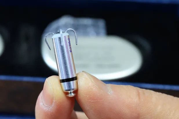 جهاز لتنظيم ضربات القلب ثنائي الغرف