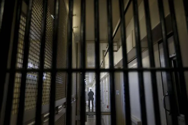 جاء في الحكم على المواطن الأميركي جين سبيكتور أنه سيقضي عقوبته بـ«منشأة سجون بنظام صارم» بعد محاكمة جرت عبر جلسات مغلقة (رويترز)