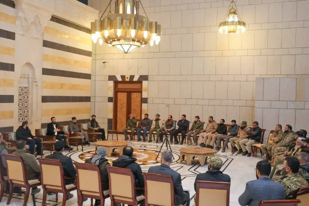 خلال اجتماع للقائد العام للإدارة الجديدة بسوريا أحمد الشرع مع قادة فصائل في 21 ديسمبر 2024 (رويترز)