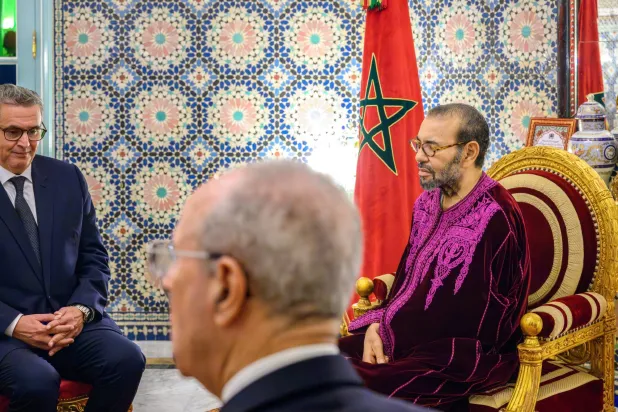 العاهل المغربي الملك محمد السادس خلال ترؤسه جلسة عمل لمراجعة قانون الأسرة الذي أمر قبل عامين بمراجعته (ماب)