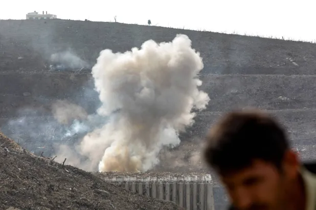 تصاعد الدخان من مستودع أسلحة للجيش السوري تعرَّض لقصف إسرائيلي (أ.ف.ب)