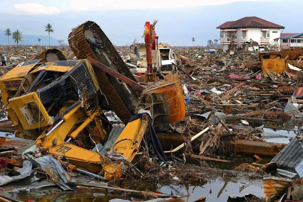حطام حفار وسط دمار ناتج عن تسونامي ضرب  باندا آتشيه في إندونيسيا في 10 يناير 2005 (إ.ب.أ)