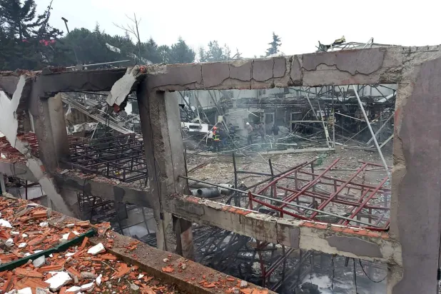 دمار أحدثه الانفجار بمصنع المتفجرات في باليكسير غرب تركيا الثلاثاء (رويترز)