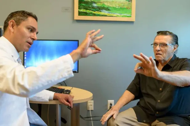 الرعاش الذي يصيب عادة اليدين والأطراف من أبرز أعراض مرض «باركنسون» (جامعة فلوريدا)