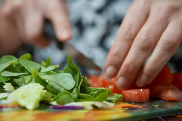 تقليل الوجبات بواقع 500 سُعر حراري يومياً هو بداية جيدة لإنقاص الوزن (رويترز)