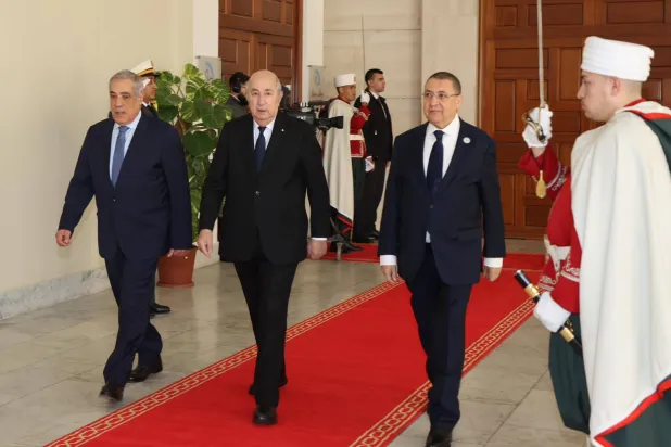 الرئيس الجزائري مع رئيس وزرائه (على يمينه) ووزير الداخلية قبل انطلاق اجتماع الحكومة مع الولاية (الرئاسة)