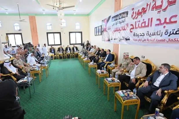 رئيس الوزراء المصري في لقاء سابق مع مشايخ وعواقل سيناء (مجلس الوزراء المصري)