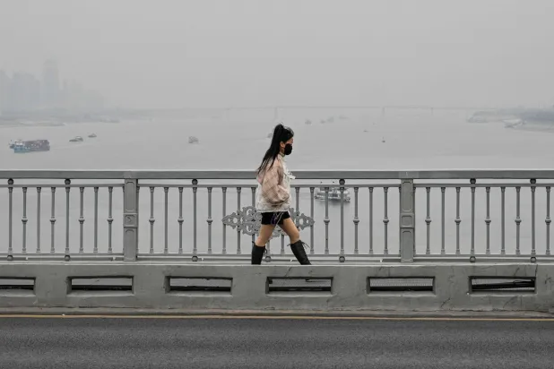 تراجعت أعداد الوفيات من جراء الإصابة بفيروس كورونا على نحو مطرد (أ.ف.ب)