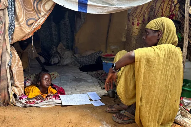 امرأة نازحة سودانية تستريح داخل ملجأ في مخيم زمزم شمال دارفور 1 أغسطس 2024 (رويترز)