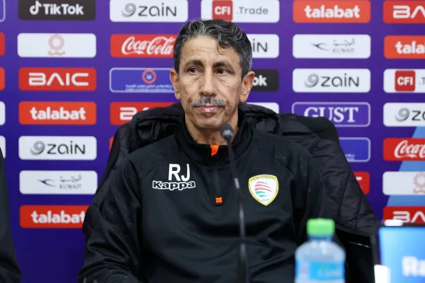 رشيد جابر مدرب عُمان خلال المؤتمر الصحافي (الشرق الأوسط)