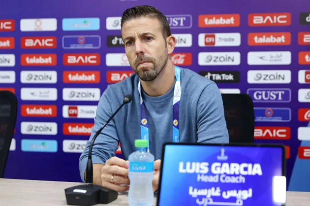 لويس غارسيا مدرب قطر لدى حديثه للصحافيين (الشرق الأوسط)
