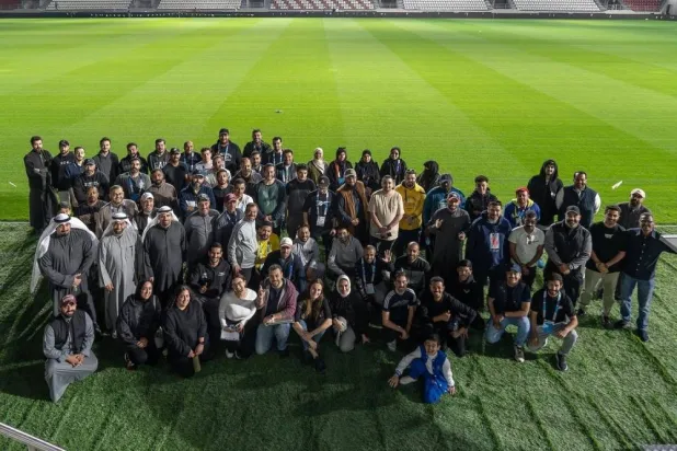 صورة جماعية لفرق متطوعي «خليجي 26» في الكويت (الشرق الأوسط)