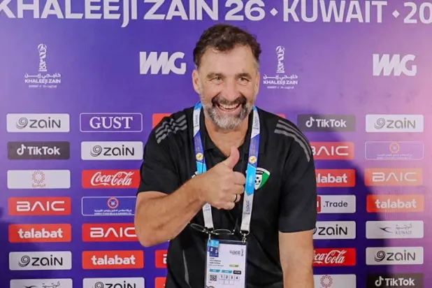 بيتزي مدرب الكويت سعيداً خلال المؤتمر الصحافي عقب الفوز على الإمارات (الشرق الأوسط)