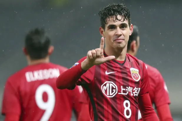 أوسكار نجم الدفاع البرازيلي خلال رحلته الإحترافية في الصين (أ.ب)