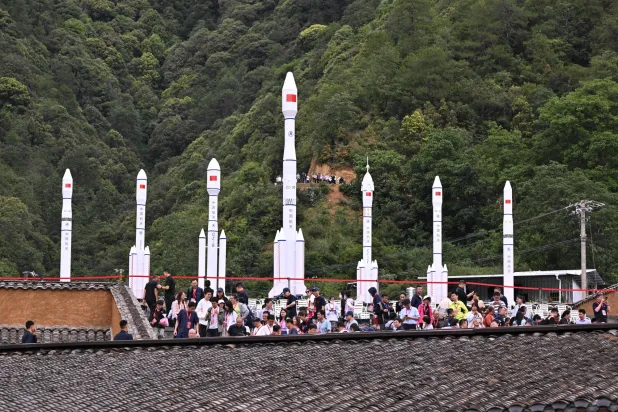 صواريخ يمكنها حمل أقمار اصطناعية بقاعدة فضائية في شيتشانغ جنوب غربي الصين (أ.ف.ب)