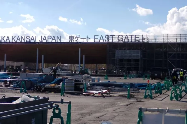 جانب من الأعمال الإنشائية في إحدى البوابات بموقع «إكسبو أوساكا 2025» (الشرق الأوسط)