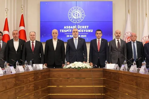 وزير العمل والضمان الاجتماعي وداد إيشيكهان وممثلو اتحادات نقابات العمال خلال إعلان الحد الأدنى الجديد للأجور (موقع الوزارة)