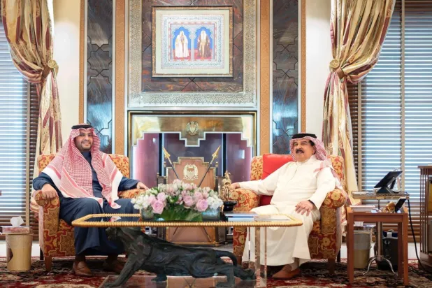 ملك البحرين حمد بن عيسى آل خليفة والأمير تركي بن محمد بن فهد في قصر الصافرية بالمنامة (واس)